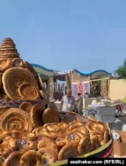 Продовольственное изобилие в Авазе, вероятно, призвано было удивить гостей конференции