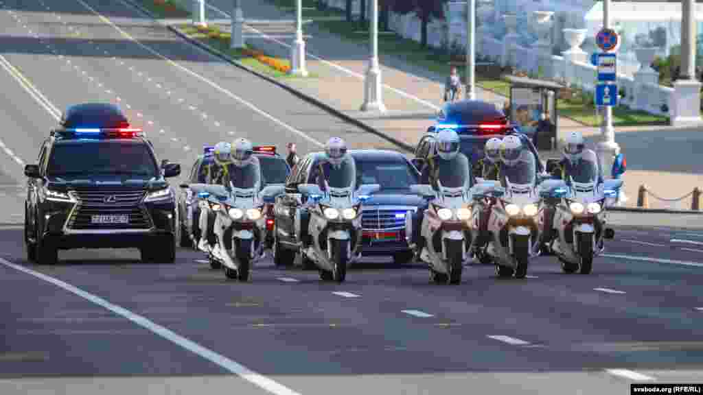 Кортеж Александра Лукашенко едет по пустому проспекту Независимости на инаугурацию во Дворец независимости. Многие назвали эту инаугурацию "тайной", так как о ее проведении никто не знал. 23 сентября, Минск.