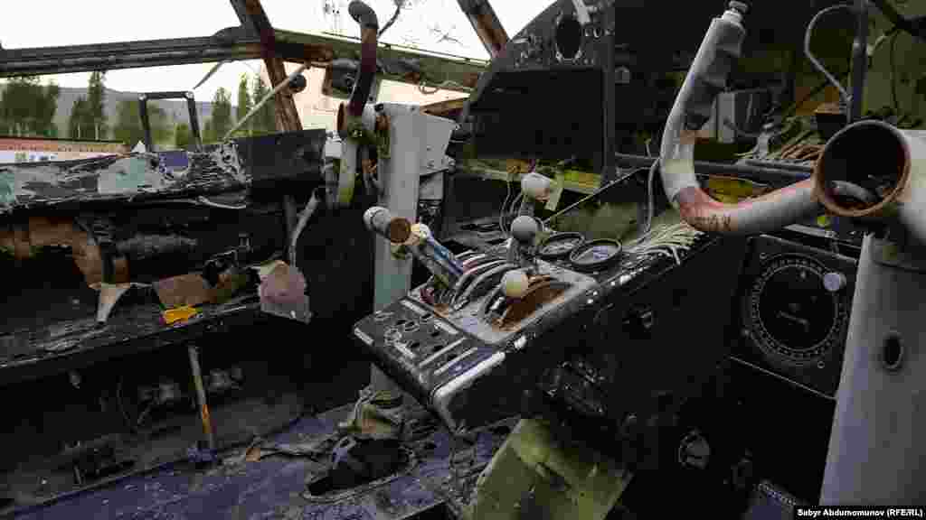 Авиакомпания "Кыргызстан" в 2010&ndash;2012 годах внесла в расписание ежедневные рейсы Ош &ndash; Казарман, но самолет Ан-24 так и не совершил ни одного рейса. Частная компания "Скай Бишкек" в 2013 году не смогла продать ни одного билета на рейс Ош &ndash; Казарман