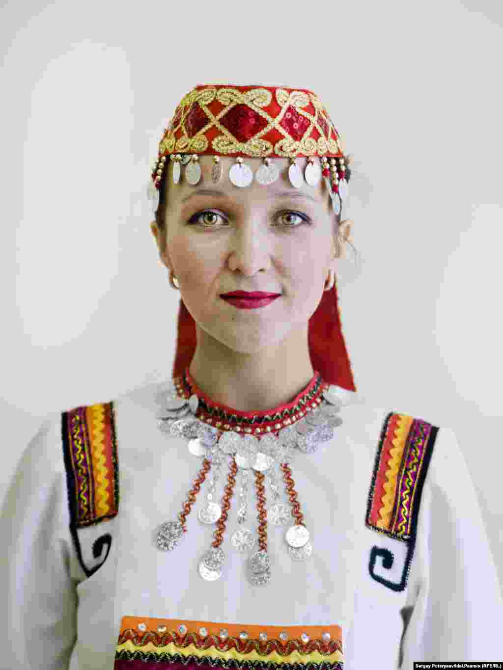 Волкова Ольга, 28 лет, преподаватель хореографии&nbsp; "Для меня быть мари, &ndash; значит прежде всего знать свой язык, кухню. Семья &ndash; одно из важнейших&nbsp;понятий в моей жизни. С природой у меня особые отношения. Например, в детстве, когда плохо&nbsp;себя чувствовала, я приходила к березе и засыпала, настолько мне было спокойно".