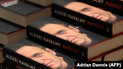 Книга Алексея Навального "Патриот" в книжном магазине в Лондоне в октябре 2024 года