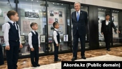 Президент Казахстана Камым-Жомарт Токаев в школе в Уштобе на юге страны, названной в честь его отца Кемеля Токаева. Октябрь 2023 года