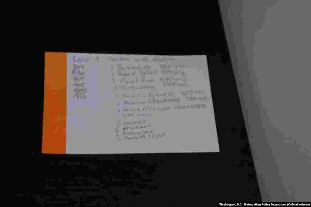 Сразу после смерти Лесина детективу, который расследовал дело, звонил некий "друг" покойного, утверждается в отчете. Он спрашивал, где находится тело. Имя звонившего выяснить не удалось