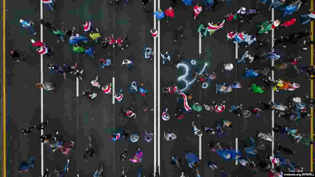 Воскресный марш на проспекте Независимости в Минске, 27 сентября. На дороге написано "3%".