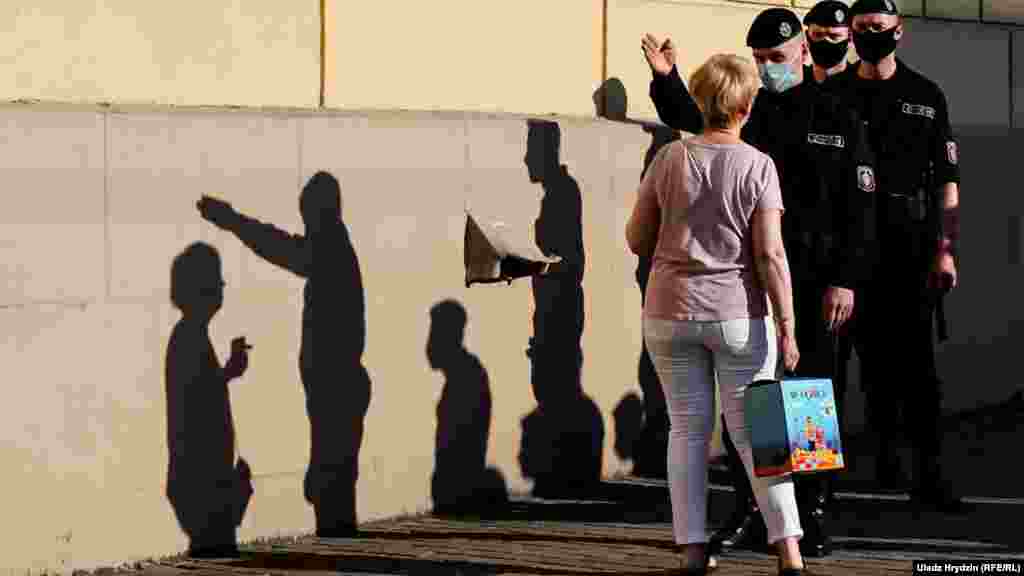 Сотрудники ОМОНа не пропускают женщину пройти по проспекту Независимости в сторону площади Победы. В этом месте проходит "цепь солидарности". 19 июня, Минск