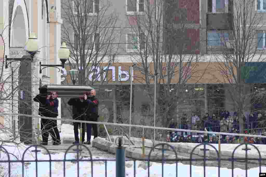 В храм в Марьино заносят гроб с телом Алексея Навального, собравшиеся у ворот люди аплодировали и скандировали "Навальный"