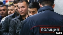 Полицейский рейд, во время которого полиция проверяет документы у трудовых мигрантов. Новосибирск, октябрь 2024 года