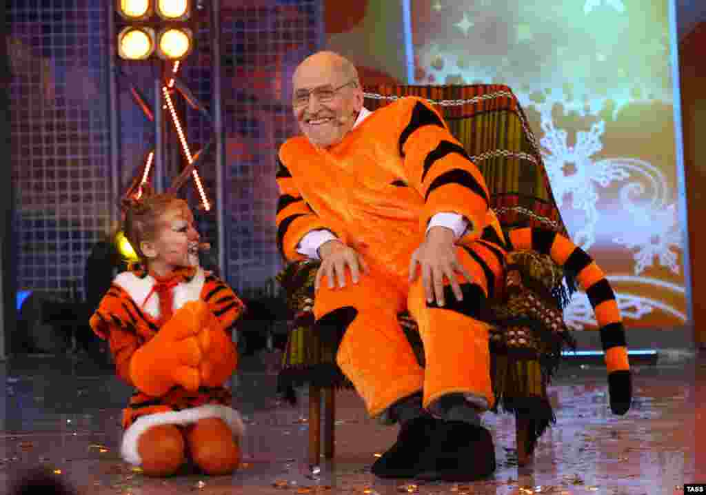 На фото - популярный российский телеведущий Николай Дроздов переодетый в тигра